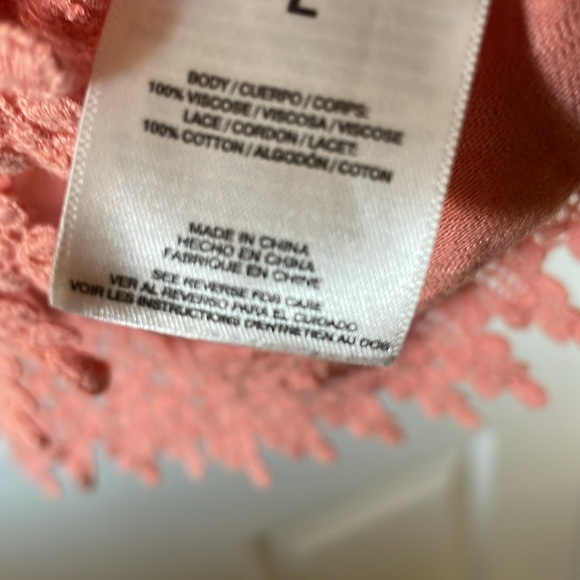 Peachy coral Jessica Simpson crochet trim tee - Picture 5 of 8